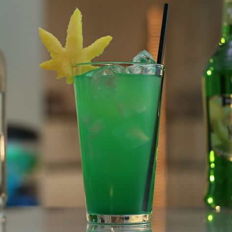 Green Cocktails, Melon Liqueur, Green Drink, Drink Garnishing, Tipsy Bartender, Jungle Juice, Shot Recipes, Mixed Drinks Recipes, Rum Cocktail