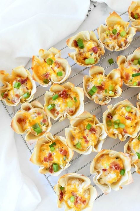 Bacon & Cheese Wonton cups are baked, bite-sized snacks that are loaded with flavor. These are perfect for parties, quick lunches, or game day snacking! Wonton Appetizer Recipes, Wonton Cups Appetizers, Cup Appetizers, Appetizers Shrimp, Wonton Recipe, Wonton Appetizers, Cheese Wontons, Wonton Cups, Shrimp Sausage