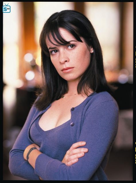 Charmed S1 Holly Marie Combs as "Piper Halliwell" Erza Et Jellal, Piper Charmed, Charmed Season 1, Paige Matthews, Piper Halliwell, Charmed Tv Show, Oldest Sister, Charmed 1998, The Charmed Ones