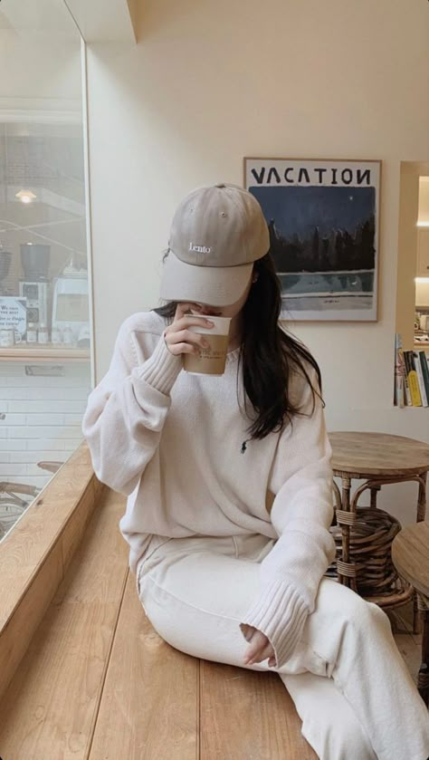 Winter Outfits With Baseball Cap, Cap Poses Women, Photo In Cafe Ideas, Cap Outfit Aesthetic, Cap Outfit Winter, Casual Photoshoot, Korean Winter Outfits, Comfy Outfits Winter, Outfit Korean Style