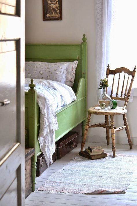 Farmhouse Green, Vintage Bedroom Furniture, Antique Bed, Vintage Bedroom Decor, Zsazsa Bellagio, Casa Country, Cottage Bedroom, Green Bedding, 아파트 인테리어