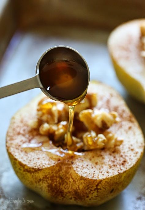 baked pears with walnuts and honey from skinny taste Baked Pears, Overnight Oat, Dessert Aux Fruits, Pear Recipes, Diet Vegetarian, Easy Dishes, Paleo Dessert, Healthy Sweets, Puddings