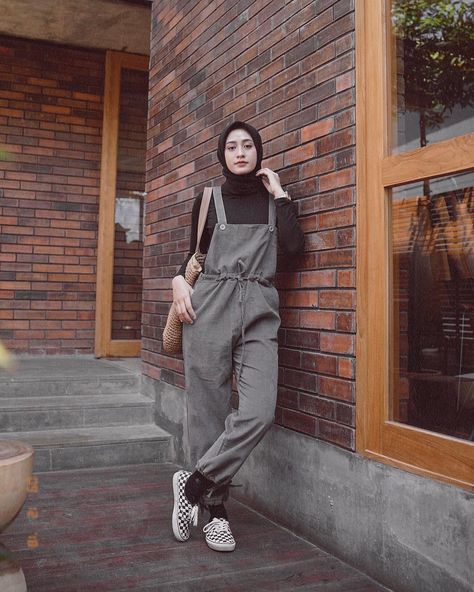 16.2rb Suka, 64 Komentar - Amy (@helminursifah) di Instagram: “Wearing overall by @freenstyle 🖤” Ootd Overall, Jumpsuit Hijab, Hijab Sport, Hijab Look, Street Hijab Fashion, Hijab Fashionista, Mode Turban, Hijab Style Casual, Hijabi Fashion Casual