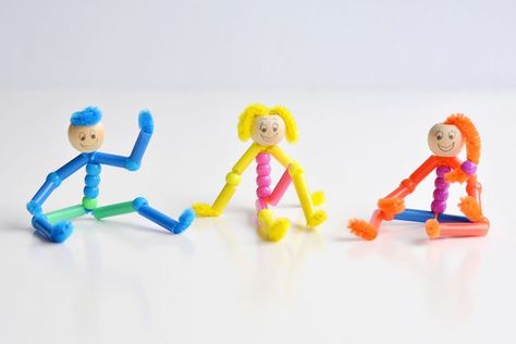 These beaded pipe cleaner people are SO CUTE and they're really simple to make! With pipe cleaners, pony beads and drinking straws, you can make a realistic looking person with arms and legs that bend and flex. This is such a fun kids craft and a great low mess activity to try with the kids! Pipe Cleaner People, One Little Project, Clean Flowers, Pipe Cleaner Flowers, Hobbies For Kids, Diy Pipe, Pipe Cleaner Crafts, Art And Craft Videos, Pipe Cleaners