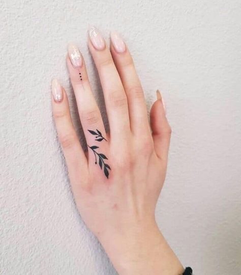 25 Dainty Finger Tattoos To Bring Out Your Beauty Finger Tattoo Ideas, Cute Finger Tattoos, Tattoos Infinity, Tato Henna, Small Finger Tattoos, Finger Tattoo For Women, Hand Tattoos For Girls, Hand And Finger Tattoos, Finger Tattoo Designs