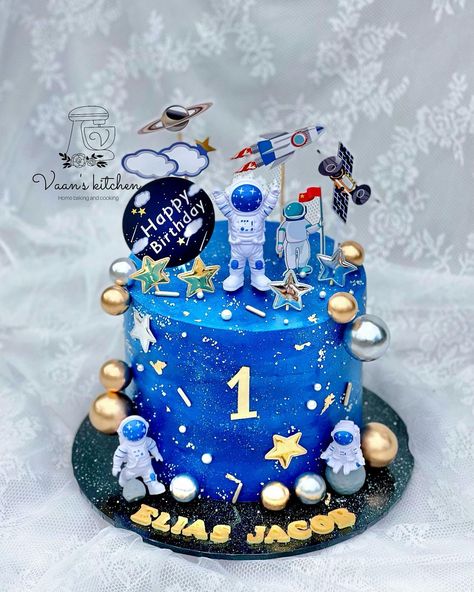 Astronaut 👩‍🚀👩‍🚀👩‍🚀 Cake and Cupcakes #birthdaycakes #cupcakes #buttercreamcakes #fondantcakes #customcakes #handmadetopper #cakedecor #cakedesign #sydneycake #sydneycakes #vaanskitchen #spongecake #astronautcakes #astronautcake #astronautcupcakes Astronaut Cake, Decor Tort, Twin Birthday Parties, Cake And Cupcakes, Twin Birthday, Sponge Cake, Buttercream Cake, Fondant Cakes, Kids Cake