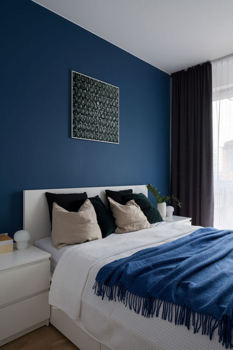 Discover the ultimate colors that go with navy blue to create breathtaking spaces. We've got 7 design inspirations for you to see! Royal Blue And Yellow Bedroom, Blue And Yellow Bedroom Ideas, Blue And Yellow Bedroom, Blue Yellow Bedrooms, Royal Blue Bedrooms, Navy Blue Rooms, Royal Blue Walls, Yellow Bedroom Ideas, Room Paint Designs