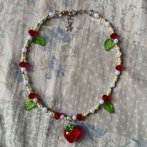 Strawberry Beaded Necklace, Beaded Strawberry, Strawberry Necklace, Collar Chain, Necklace Beads, Jewelry Accessories Ideas, Pretty Necklaces, Handmade Wire Jewelry, Cute Necklace