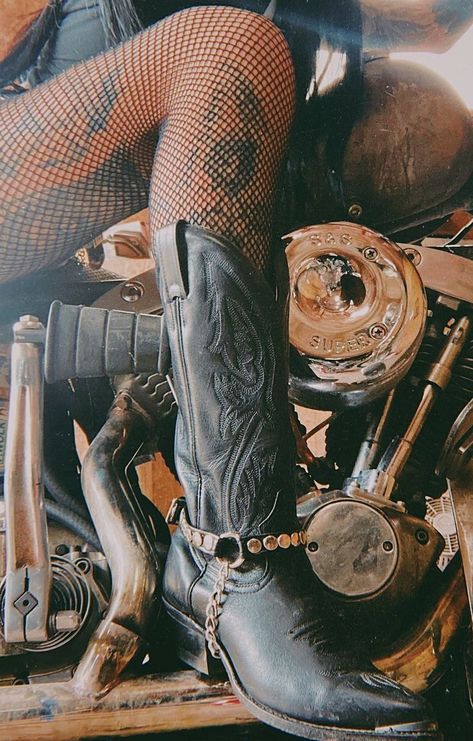 Truly Aesthetic, Styling Aesthetic, Motorcycle Photography, Biker Aesthetic, Looks Country, Cowgirl Aesthetic, Biker Chic, Biker Chick, Motorcycle Girl