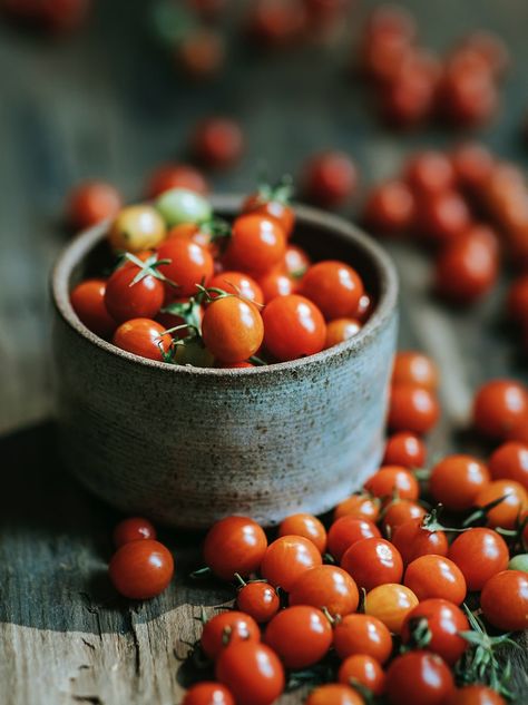 Fresh organic red cherry tomatoes | free image by rawpixel.com / McKinsey Tomatoes Photography, Tomato Photography, Cherry Tomato, Fresh Mint Leaves, Close Up Photography, Organic Gardening, Cherry Tomatoes, Free Food, Tomatoes