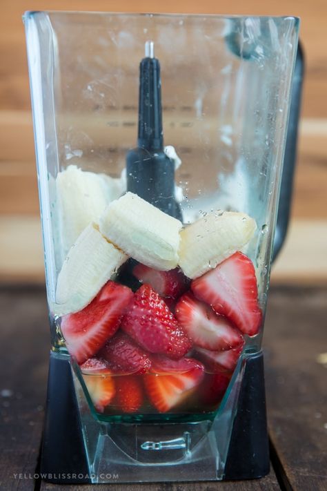 Diet Food Meals, Strawberry Banana Yogurt Smoothie, Smoothie Stand, Banana Smoothie Recipes, Blendjet Recipes, Strawberry Banana Smoothie Recipe, Banana Yogurt Smoothie, Blender Drinks, Apricot Smoothie