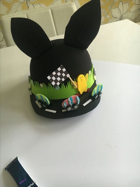 Easter Hats For Boys, Easter Egg Basket Diy, Easter Hat Ideas, Boys Easter Hat, Easter Bonnets For Boys, Easter Bonnet Competition, Bonnet Tutorial, Diy Easter Cards, Easter Hat Parade