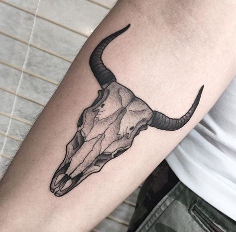 Skull Tattoo Meaning, Cow Skull Tattoo, Bull Skull Tattoo, Floral Skull Tattoos, Tattoo Crane, Cow Skull Tattoos, Deer Skull Tattoos, Tato Maori, Bull Skull Tattoos