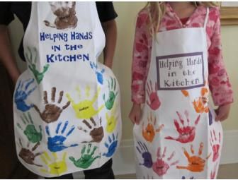 Handprint Apron For Grandma, Handprint Apron, Diy Apron Decorating Ideas, Kids Apron Decorating, Painting Apron, Diy Apron, Gala Ideas, Craft Apron, Cool Fathers Day Gifts