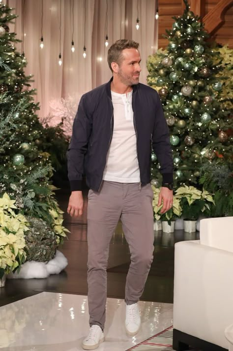 Ryan Reynolds Fall Fashion, Ryan Reynolds Clothes, Ryan Reynolds Suit Style, Ryan Reynolds Fashion Style, Ryan Reynolds Style Outfits, Ryan Reynolds Street Style, Ryan Reynolds Style 2023, Outfits For Tall Guys, Ryan Reynolds Fashion