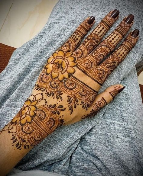 Name Mehandi Designs, Mehindi Bridal Designs, Mehandi Designs Back Hand, Cut Work Mehndi Design, Mehandi Designs Back, Back Hand Henna, Short Mehndi Design, Mehndi Designs For Kids, Very Simple Mehndi Designs