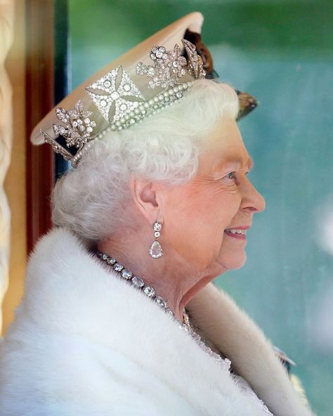 Over 50 Surprising Facts about Queen Elizabeth II. Check it out now!! #tea #teaparty #teatime #anglophile #queenelizabeth #platinumjubilee2022 #celebration #picoftheday #love #londonfoodie Princesa Elizabeth, The Queen Of England, Prinz Charles, Rainha Elizabeth Ii, Reine Elizabeth Ii, Royal Crowns, Reine Elizabeth, Royal Tiaras, Elisabeth Ii