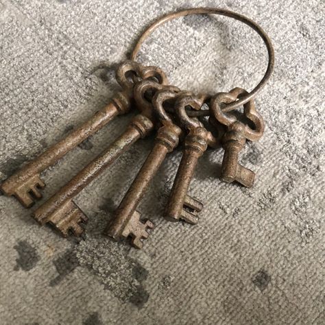 Beautiful Antique Skeleton Keys, Stem Punk, Magic Keys Of Luck, Victorian Keys, Medieval Keys, Jailers Keys, Nwot Fantasy Keys Aesthetic, Victorian Trinkets, Magic Item Art, Vintage Keys Aesthetic, Old Keys Aesthetic, Victorian Objects, Lisa Core, Old Key Aesthetic, Lisa Armstrong