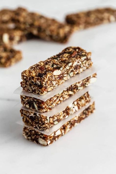 Superfood Granola, Bars Recipes Healthy, Deserturi Raw Vegan, Office Food, Snack Sani, Healthy Snack Bars, Biscuits Diététiques, Healthy Granola Bars, Healthy Granola