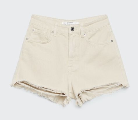 Cream Denim Shorts Outfit, Cream Shorts Outfit, Jean Beige, Denim Shorts Outfit, Tan Shorts, Cream Jeans, Beige Jeans, Fnaf Movie, Cream Shorts