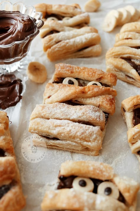 Nutella Halloween Treats, Puff Pastry Halloween Treats, Halloween Baking And Party Food, Puff Pastry Halloween Recipes, Halloween Savoury Food, Halloween Pastry Ideas, Halloween Baking And Desserts, Halloween Croissant, Halloween Puff Pastry