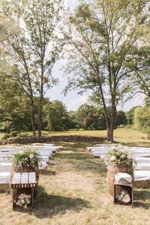 Think you've seen the best of rustic weddings? Think again. This couple crafted a day filled with muted colors, personal details, and a ceremony that included hay bale seating. Hay Bale Wedding, Farm Wedding Ideas, Rustic Wedding Seating, Seating Outdoor, Rustic Wedding Photography, Rustic Farm Wedding, Rustic Outdoor Wedding, Ceremony Seating, Rustic Wedding Ideas