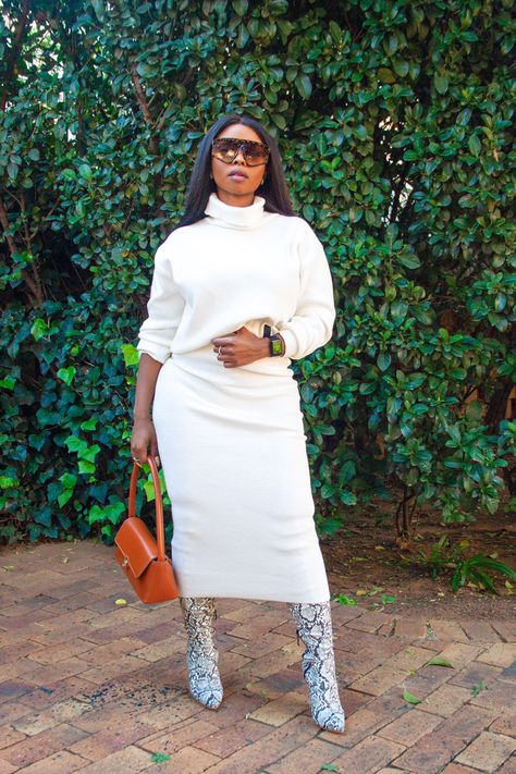 Cream Leather Skirt Outfit, All White Outfit Winter, All White Winter Outfit, Skirt Outfit Fall, Fur Outfit, White Skirt Outfits, Cream Outfit, Chic Outfits Classy, Winter Sweater Outfits