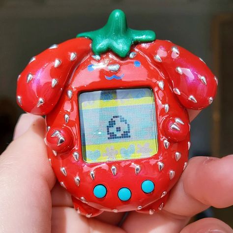 Polymer Clay Tamagotchi, Strawberry Tamagotchi, Clay Tamagotchi, Tamagotchi Art, Tamagotchi Aesthetic, Images Hello Kitty, Kawaii Fruit, Cellphone Background, Kawaii Pens