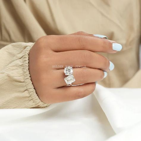 15 Enchanting Toi et Moi Rings To Elevate Your Love Story - GBJ Toi Et Moi Ring Emerald, Vintage Engagement Ring, Ring Emerald, Large Ring, Platinum Metal, Ring Sizes, Vintage Engagement, Moissanite Rings, Moissanite Ring