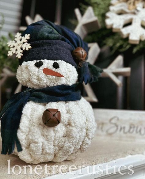 Chunky Yarn Snowman, Yarn Snowman, Sock Snowman Craft, Snowman Crafts Diy, Sock Snowman, Christmas Note, Winter Decorations Diy, Holiday Crafts Diy, Lone Tree