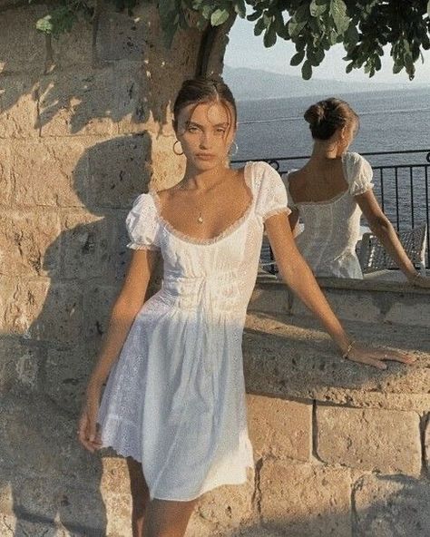 Dainty Dress Outfit, White Dress Aesthetic, Short Sundress, White Dress Outfit, Dainty Dress, Look Legging, Looks Pinterest, European Summer Outfits, Skandinavian Fashion