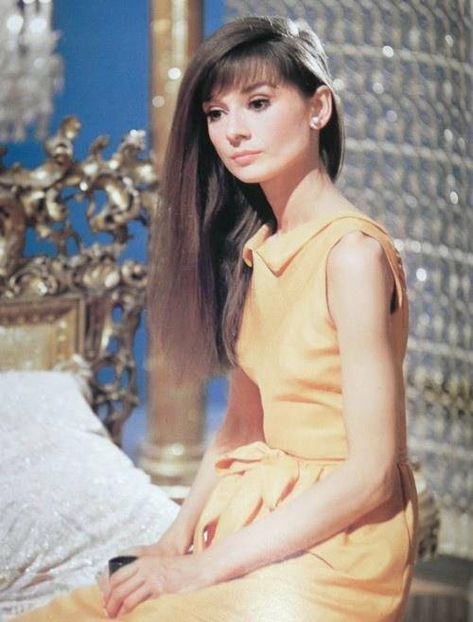 Audrey Hepburn with long straight, side swept hair, signature bangs & lighter shade. Very modern Hepburn Bangs, Audrey Hepburn Bangs, Paris When It Sizzles, Audrey Hepburn Born, Eliza Doolittle, Holly Golightly, Audrey Hepburn Style, Ava Gardner, Katharine Hepburn