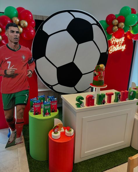 Con clima de Eurocopa, festejamos el cumple de 6 años de Santino junto a Cristiano Ronaldo y Portugal 🇵🇹 Con un Cristiano de 1,85 en la deco principal, brilló la ambientación en todo su esplendor y Santino feliiiiz cuando lo vio 😍 El cumpleañero nos recibió con el outfit de Portugal y el número 7 en su camiseta ⚽️ dándolo todo para celebrar su cumple y recibir a sus invitados ✨ Gracias a @gis_dalessandro por elegirnos para festejar! 🎉 🎂Santi pidió la torta que quería y @eliespeche.cakes ... Cristiano Ronaldo Birthday, Ronaldo Birthday, Soccer Birthday Cakes, Ronaldo Soccer, Cristiano Ronaldo Portugal, Soccer Birthday, Football Themes, 11th Birthday, 7th Birthday