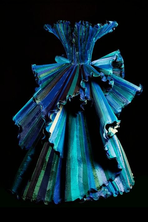 Fashion history. Roberto Capucci '' Ocean '' 1998. — Steemit Motif Soutache, Roberto Capucci, Catty Noir, Into Fashion, History Fashion, Taffeta Dress, Recycled Fashion, Fashion Inspiration Design, Italian Fashion Designers