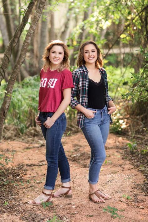 Twin Senior Pictures, Sisters Photography Poses, Holly Davis, Sister Pics, Best Friend Fotos, Twins Posing, Sisters Photography, Sisters Photoshoot Poses, Twin Photography