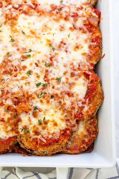 This Baked Eggplant Parmesan is a lighter twist on the classic Italian recipe. It's coated in panko breadcrumbs, then baked with layers of cheese & marinara | Baked Eggplant | Healthy Recipes | Comfort Food | #Italianfood #parmesan #comfortfood #feelgoodfoodie Eggplant Healthy, Baked Eggplant Parmesan, Eggplant Parmesan Recipe, Healthy Eggplant, Eggplant Parmesan Baked, Eggplant Recipes Parmesan, Eggplant Parm, Italian Comfort Food, Egg Plant