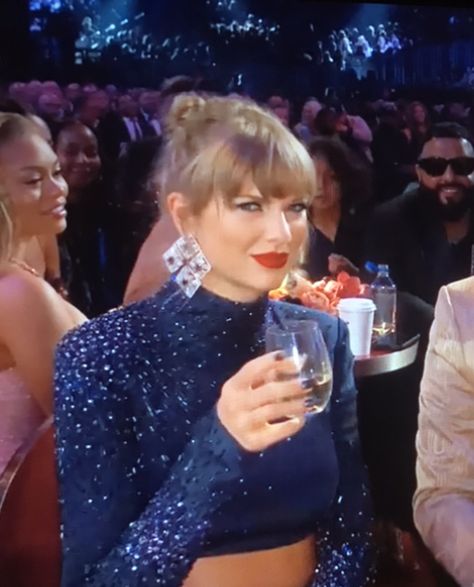 Taylor Swift With Kids, Taylor Swift Memeable Face, Taylor Swift Unhinged, Taylor Swift Eyes, Funny Awards, Midnights Era, Disgusted Face, Taylor Swift New, Swift Photo