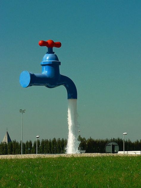 Magic tap fountain in the town of Ypres, Belgium - one hell of a shower! Ypres Belgium, Magic Fountain, In The Town, Oldenburg, Roadside Attractions, Wow Art, Sculpture Installation, Outdoor Art, Land Art