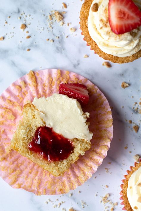 Classic Sponge Cake Recipe, Jam Filled Cupcakes, Strawberry Cheesecake Cupcakes, Cheesecake Cupcakes Recipe, Strawberry Cheesecakes, Cake Styling, Coconut Baking, Cake Hacks, Filled Cupcakes