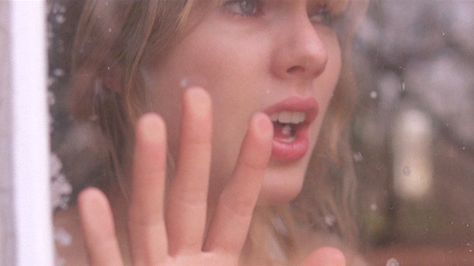 Taylor Swift, The story behind "Back to December" Back To December Music Video, Dear John Taylor Swift, Back To December Taylor Swift, December Taylor Swift, December Video, Song Meanings, Back To December, Songs With Meaning, Soft Grunge Aesthetic