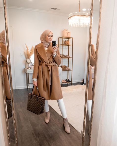 Leena Snoubar on Instagram: “Happy Saturday my loves! It’s so cold and sunny today which is my fave weather! 🥰🤗 My 2019 Coat & Boot Collection is on my YouTube…” Leena Snoubar, Winter Hijab Outfits, Outfits Hijab, Street Hijab Fashion, Modern Hijab Fashion, Stylish Hijab, Hijab Fashionista, Winter Fashion Outfits Casual, Muslim Fashion Hijab