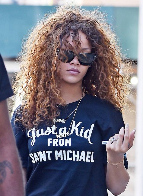 Rihanna Curly, Best Of Rihanna, Looks Rihanna, Rihanna Hairstyles, Rihanna Riri, Rihanna Style, Saint Michael, Bad Gal, Curly Hair Inspiration