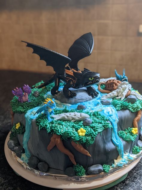 Dragon Bday Cake, Httyd Party Decorations, Toothless Dragon Cake Birthday, Httyd Birthday Party, How To Train Your Dragon Cake Ideas, How To Train Your Dragon Cupcakes, How To Train Your Dragon Birthday Cake, How To Train Your Dragon Birthday, How To Train Your Dragon Cake