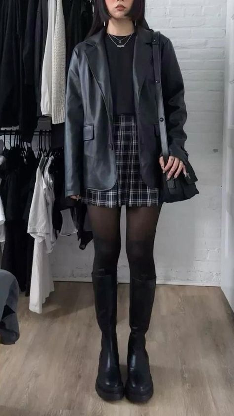 How To Style A Black Coat, Skirt Work Outfits Women Office, Fall Semi Formal Outfits, Dark Preppy Outfits, Dark Fem Outfits, Korean Teacher Outfits, Alternative Outfits Winter, Witchy Goth Outfit, Winter Outfits Alternative