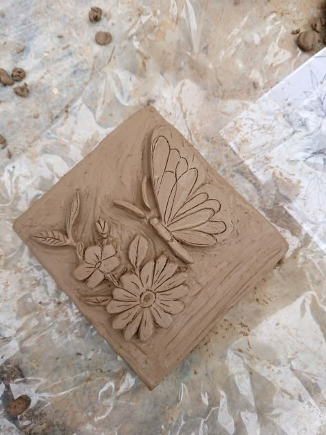 Low Relief Ceramics, Slab Relief Ideas, Bas Relief Tile, Relief Sculpture Easy, Clay Tile Ideas, Clay Relief Tiles, Ceramic Tile Crafts, Ceramic Wall Art Tiles, Ceramic Pinch Pots