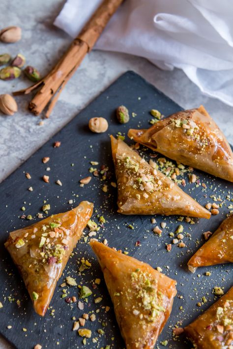 Pistachio and Hazelnut Briouate Potli Samosa, Moroccan Foods, Lebanese Coffee, African Desserts, Moroccan Dinner, Moroccan Desserts, Patisserie Vegan, Moroccan Recipes, حلويات عربية