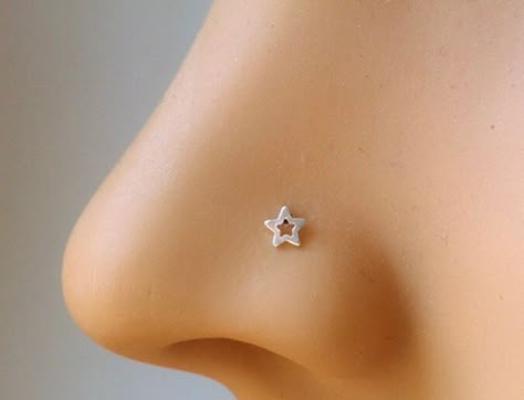 Pretty Nose Studs, Nose Stud Aesthetic, Star Nose Piercing, Nose Piercing Inspo, Cute Nose Studs, Star Nose Stud, Nose Jewellery, Nose Stud Piercing, Piercing Aesthetic