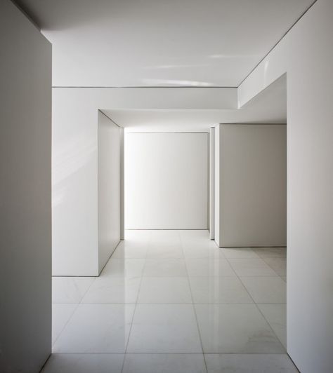 Atrium House | Fran Silvestre Arquitectos Atrium House, Dark Basement, Drywall Ceiling, Casa Exterior, Minimalism Interior, Baseboards, Drywall, Minimal Fashion, Interior Spaces