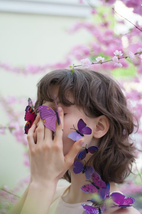 Fake Butterfly Photoshoot, Butterfly On Finger Pose, Person With Butterfly, Butterfly Photoshoot Ideas, Butterfly Photoshoot, Butterfly Exhibit, Apple Watch Custom Faces, Creative Photography Poses, Butterfly Pose