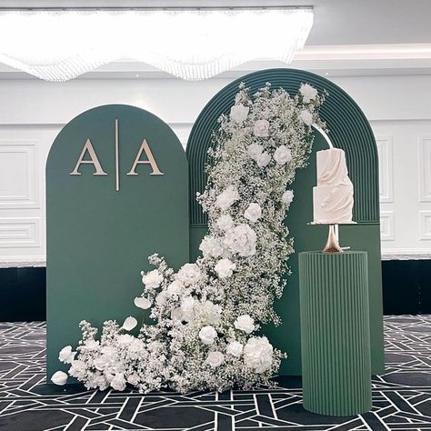 Engagement Party Backdrop, Wedding Cake Table Decorations, Ruangan Studio, Engagement Themes, Reception Stage Decor, Reception Backdrop, Minimalist Wedding Decor, Emerald Green Weddings, Green Wedding Colors